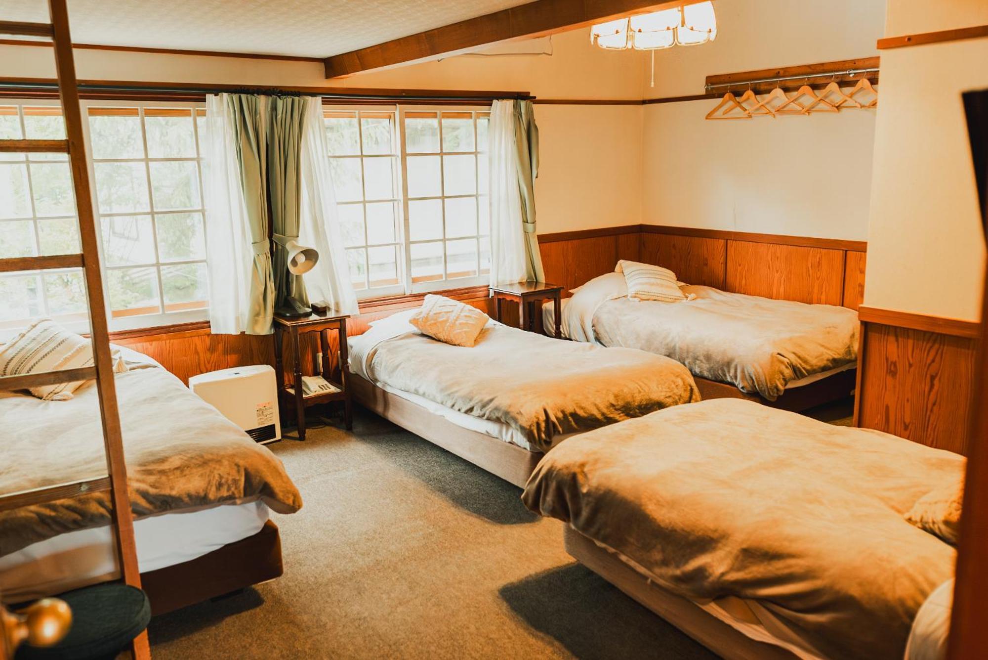 Hakuba Pension & Log Hotel Meteor Exterior photo